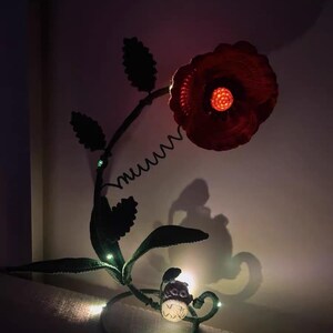 Handgjord virkad liljekonvaljlampa med glasskärm, vallmoblomma – Unik heminredningsbelysning, present, Totoro, sovrum, mysig lampa, Boho bild 13