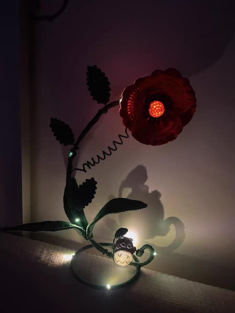 Handgjord virkad liljekonvaljlampa med glasskärm, vallmoblomma – Unik heminredningsbelysning, present, Totoro, sovrum, mysig lampa, Boho bild 13