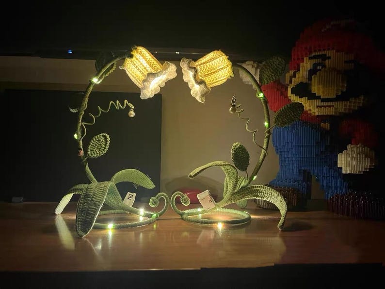 Handgjord virkad liljekonvaljlampa med glasskärm, vallmoblomma – Unik heminredningsbelysning, present, Totoro, sovrum, mysig lampa, Boho bild 2
