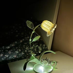 Handgjord virkad liljekonvaljlampa med glasskärm, vallmoblomma – Unik heminredningsbelysning, present, Totoro, sovrum, mysig lampa, Boho bild 8
