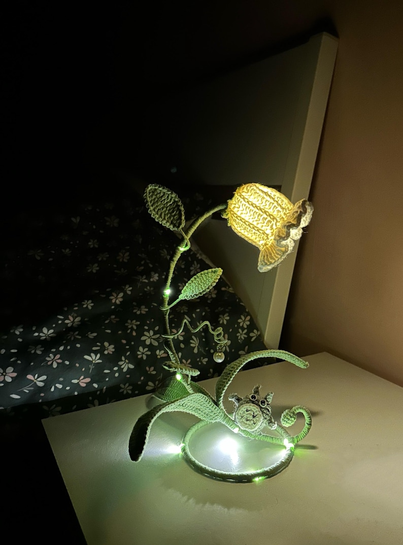 Handgjord virkad liljekonvaljlampa med glasskärm, vallmoblomma – Unik heminredningsbelysning, present, Totoro, sovrum, mysig lampa, Boho bild 8