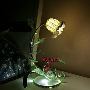 Handgjord virkad liljekonvaljlampa med glasskärm, vallmoblomma – Unik heminredningsbelysning, present, Totoro, sovrum, mysig lampa, Boho bild 5