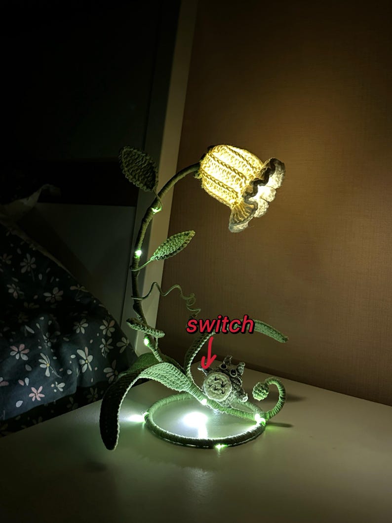 Handgjord virkad liljekonvaljlampa med glasskärm, vallmoblomma – Unik heminredningsbelysning, present, Totoro, sovrum, mysig lampa, Boho bild 5