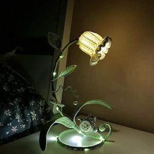 Handgjord virkad liljekonvaljlampa med glasskärm, vallmoblomma – Unik heminredningsbelysning, present, Totoro, sovrum, mysig lampa, Boho Battery Version