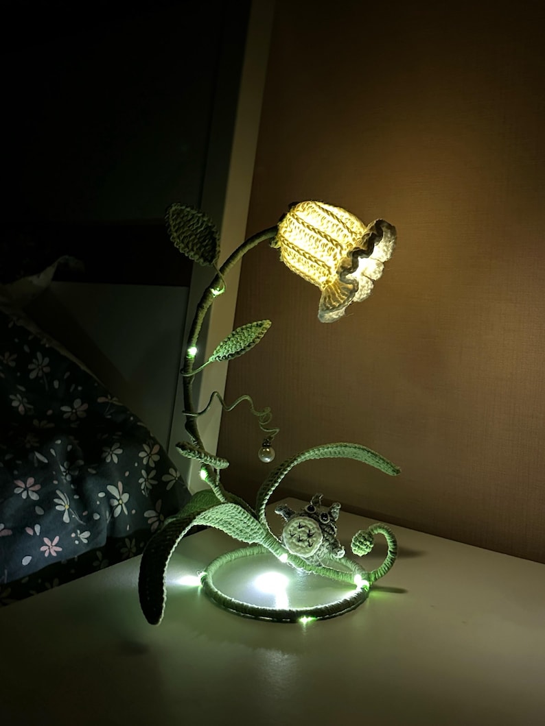 Handgjord virkad liljekonvaljlampa med glasskärm, vallmoblomma – Unik heminredningsbelysning, present, Totoro, sovrum, mysig lampa, Boho Battery Version