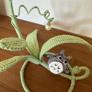 Handgjord virkad liljekonvaljlampa med glasskärm, vallmoblomma – Unik heminredningsbelysning, present, Totoro, sovrum, mysig lampa, Boho bild 7