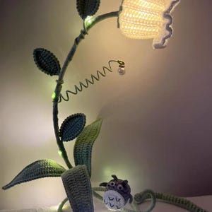 Handgjord virkad liljekonvaljlampa med glasskärm, vallmoblomma – Unik heminredningsbelysning, present, Totoro, sovrum, mysig lampa, Boho bild 11
