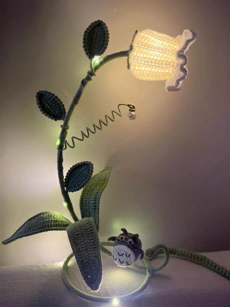 Handgjord virkad liljekonvaljlampa med glasskärm, vallmoblomma – Unik heminredningsbelysning, present, Totoro, sovrum, mysig lampa, Boho bild 11
