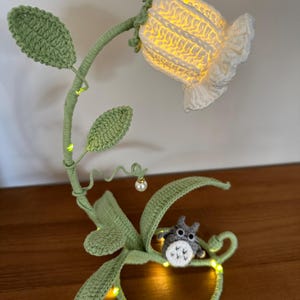 Handgjord virkad liljekonvaljlampa med glasskärm, vallmoblomma – Unik heminredningsbelysning, present, Totoro, sovrum, mysig lampa, Boho bild 4