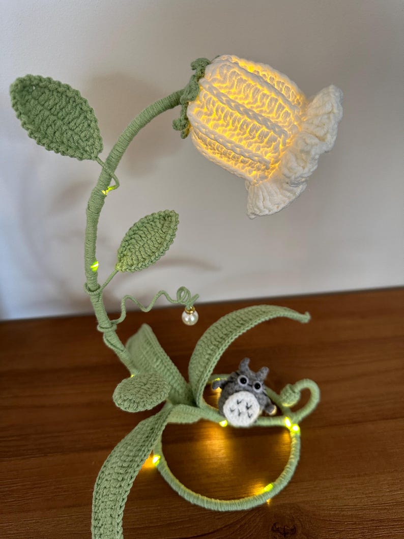 Handgjord virkad liljekonvaljlampa med glasskärm, vallmoblomma – Unik heminredningsbelysning, present, Totoro, sovrum, mysig lampa, Boho bild 4