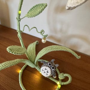 Handgjord virkad liljekonvaljlampa med glasskärm, vallmoblomma – Unik heminredningsbelysning, present, Totoro, sovrum, mysig lampa, Boho bild 3