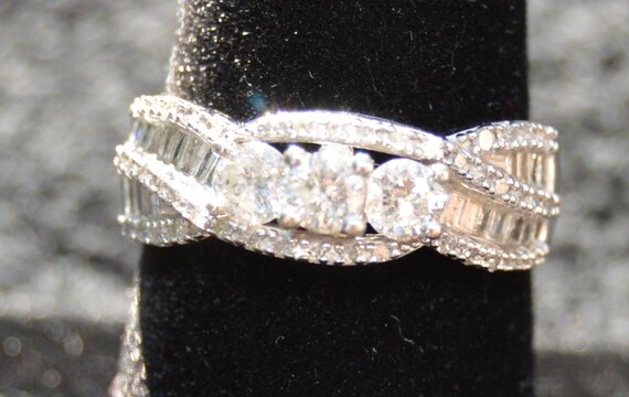 Three-Stone Diamond Ring with Split Shank in 10 k… - image 2