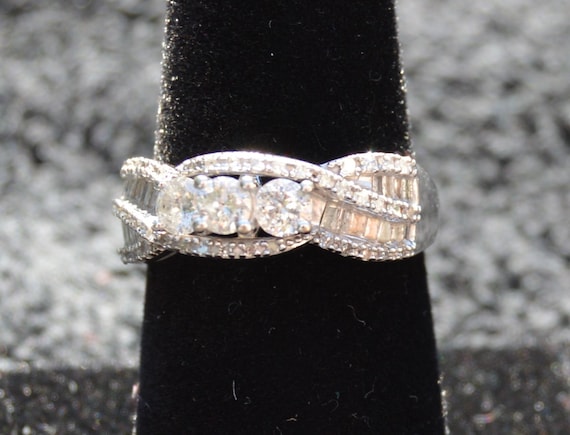Three-Stone Diamond Ring with Split Shank in 10 k… - image 1