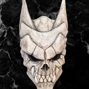 Anime-masker Japanse kaiju. Handgemaakte manga. Kunst voor verzameling of voor cosplayer. Masker met lichtgevende verf.