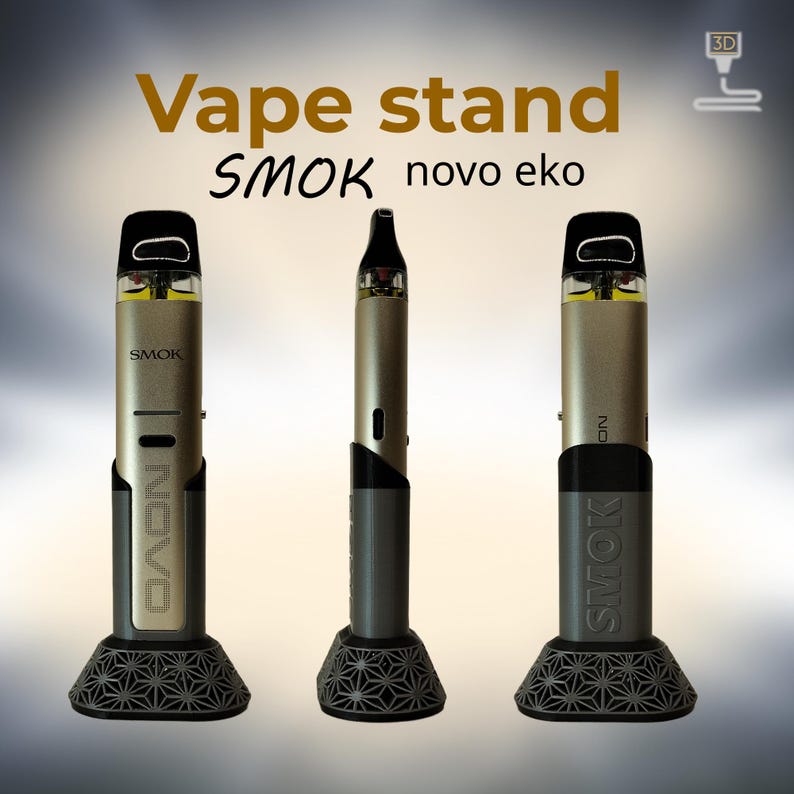 Peut inclure: Un support de vape avec le texte "Vape stand" et "SMOK novo eko". Le support est con&ccedil;u pour contenir trois stylos vape. Les stylos vape sont argent&eacute;s et noirs. Le support est gris avec un motif g&eacute;om&eacute;trique.