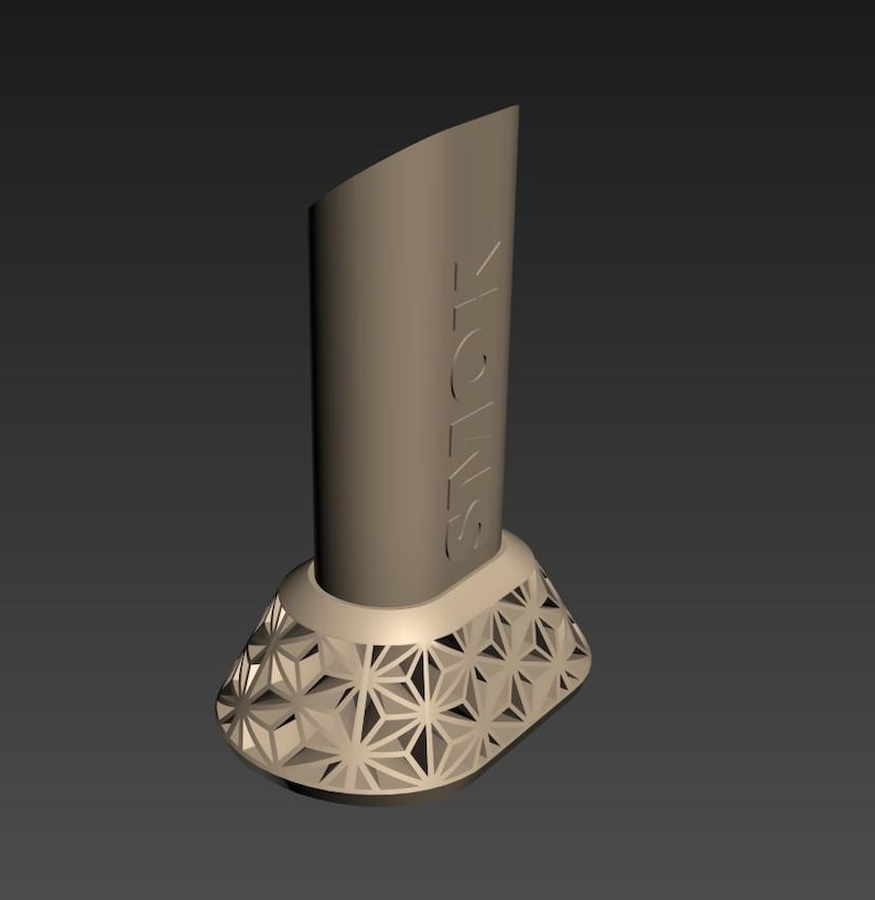 Peut inclure: Objet cylindrique beige avec le mot "SMOK" en relief sur le c&ocirc;t&eacute;. L'objet a une base g&eacute;om&eacute;trique &agrave; motifs d'&eacute;toiles. Le dessus est inclin&eacute;. Le fond est gris fonc&eacute; uni.