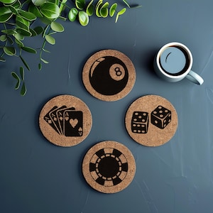 Conjunto de porta-copos de cassino gravado - 4 porta-copos de cortiça para jogos de azar - Presente para jogador - Presente para jogador de cartas - Conjunto de porta-copos de cortiça com tema de cassino gravado