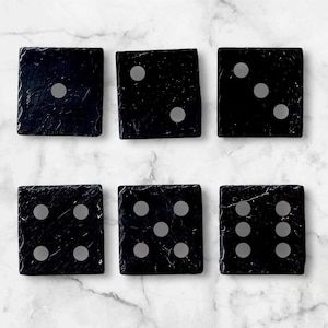 6er Set Schiefer Würfeluntersetzer - Würfeluntersetzer Set 6 Stück - Würfel Geschenk für Kartenspieler - Würfel Geschenk für Spieler - Graviertes Schiefer Untersetzer Set