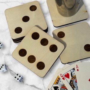Würfeluntersetzer Set - 6 Würfeluntersetzer - Gravierte Würfeluntersetzer - Geschenke für Ihn - Geschenk für Spieler - Geschenk für Kartenspieler - Holzwürfel