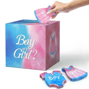 Può includere: Una scatola per il gender reveal con un design ad acquerello blu e rosa. La scatola presenta la scritta "Boy or Girl?" e un disegno di un vestito. Una mano sta inserendo nella scatola una carta rosa a forma di vestito con la scritta "Girl".