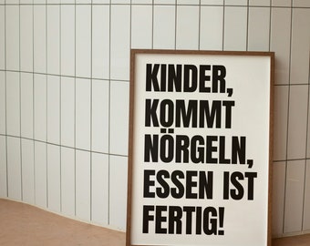 Può includere: Una stampa incorniciata con le parole "KINDER, KOMMT NÖRGELN, ESSEN IST FERTIG!" in grassetto nero su sfondo bianco. La cornice è di colore marrone caldo. La stampa è appoggiata a un muro piastrellato bianco.