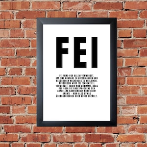 Könnte beinhalten: Ein gerahmter Druck mit dem Wort "FEI" in großen, fetten, schwarzen Buchstaben. Darunter befindet sich ein Textblock auf Deutsch. Der Rahmen ist schwarz, und der Hintergrund ist eine rote Backsteinmauer.