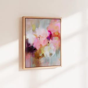 Cuadro abstracto vertical de flores silvestres en lienzo enmarcado · Decoración bohemia suave en rosa, coral y amarillo · Flores silvestres n.° 290 de Muse Studio & Co.