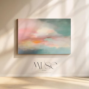 Op de afbeelding: Abstract canvas kunstwerk met pastelkleuren van roze, oranje en teal, dat een wolkenachtig ontwerp weergeeft. Het kunstwerk wordt aan een muur getoond. Het woord "Muse" staat eronder, samen met "Studio" en "Curated Design, Artistic Aura."