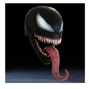 Può includere: Una scultura della testa del personaggio Venom nera con grandi occhi bianchi, denti affilati e una lunga lingua rosa testurizzata che sporge dalla bocca aperta. La superficie della testa ha una finitura nera dettagliata e leggermente lucida.