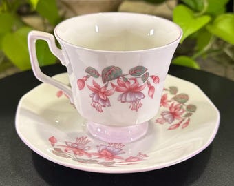 Taza y platillo Queen’s Fine Bone China color fucsia “Tennessee Waltz” / Diseñado por J.W. Bradley / Taza y platillo ingleses vintage en perfecto estado