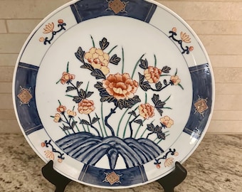 Plato de colección de porcelana con motivos florales azul marino y melocotón de la familia ACF japonesa/hongkonesa.