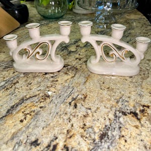 Candelabros de cerámica antiguos de tres brazos, color blanco, estilo Weller – Esmalte craquelado, detalles dorados – Mediados de siglo.