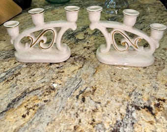 Candelabros de cerámica antiguos de tres brazos, color blanco, estilo Weller – Esmalte craquelado, detalles dorados – Mediados de siglo.