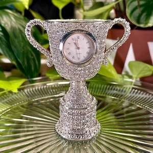 Registry Curated Fine Collection Kristall Strass Troféklocka Glamorös Bröllopsdekoration Sminkbordsdekoration