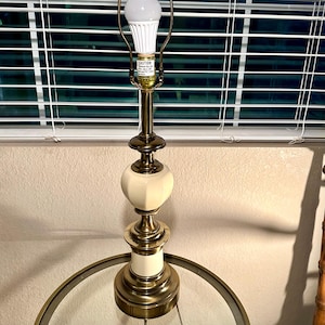 Luminária de latão e esmalte rígido, porcelana. 28,5&quot;. Raro HTF. Funciona