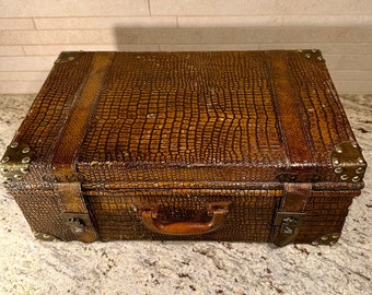 Porte-documents antique en imitation peau d'alligator, attaché pour bagages 16 pouces en très bon état