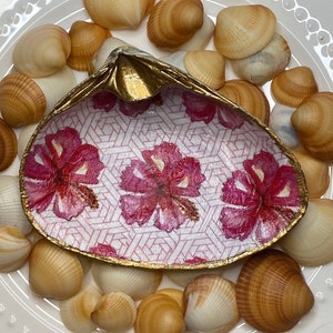 Clam Shell Trinket Jewelry Dish, Coastal Decor, Beachcombed Clam Shell, Hostess Gift, Decoupage Shells, pink hibiscus