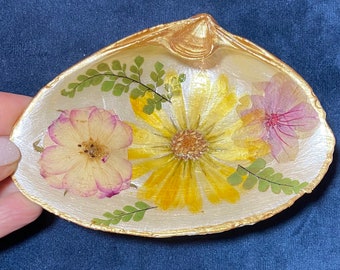 Plat à bijoux bibelot fleurs séchées en coquille de palourde, décoration côtière, coquille de palourde peignée sur la plage, cadeau d'hôtesse, fleurs violettes/roses/jaunes, décoration d'intérieur