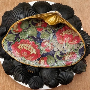Clam Shell Trinket Jewelry Dish, Coastal Decor, Beachcombed Clam Shell, Hostess Gift, Decoupage Shells, black red floral, home decor