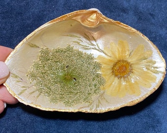 Clam Shell Dried Flower Trinket Jewelry Dish, Coastal Decor, Beachcombed Clam Shell, Hostess Gift, yellow daisy, home decor, vintage style