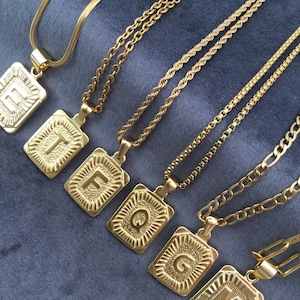 Collar con letra inicial rellena de oro de 18 quilates, letra inicial cuadrada, inicial rectangular de oro, medallón de oro, joyería resistente al agua, regalo de Navidad
