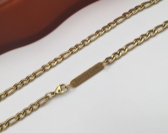 Cadena Figaro grabada chapada en oro de 18 quilates: collar con nombre personalizado