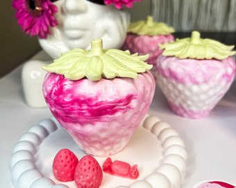 Gelukkige verjaardag, aardbeienpot, kaars| Kaars | Bestrooide pot vanille-aardbeicakegeur | Handgegoten kleine bedrijven | Houten lont