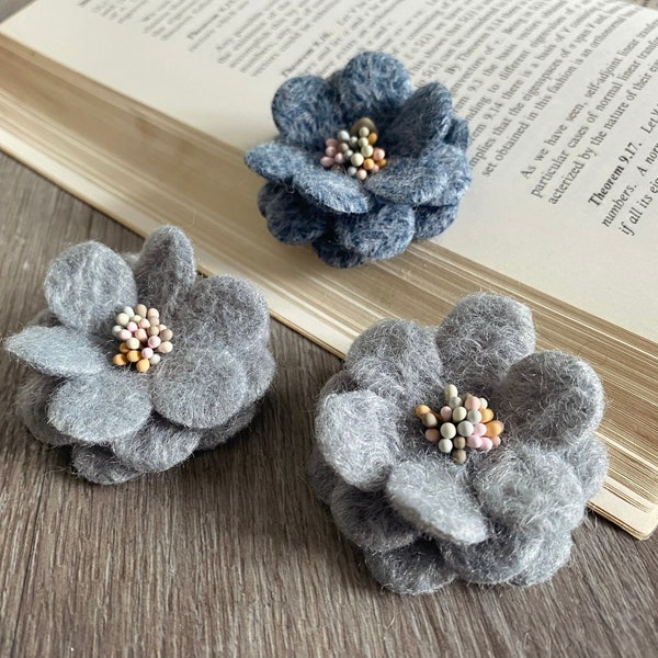 Fleurs en laine en feutre 3D 5 cm/2 po. gris clair et indigo mélangés, fleur en laine grise décorative, appliques de fleurs en feutre pour broche et chapeau