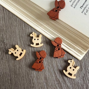 2x Cappellino da equitazione rosso e piccoli bottoni in legno con cavallino a dondolo con due fori, bottoni in legno marrone beige, bottoni decorativi in legno a 2 fori