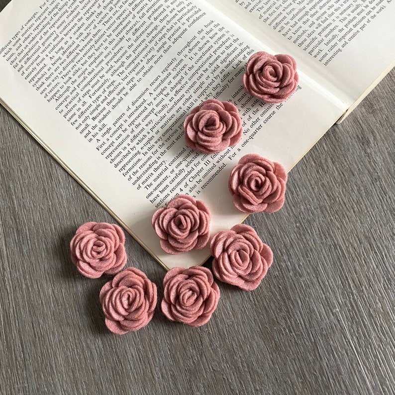 4x Dusty Rose Mini modevak vilten bloemen 3,7 cm/1,5 '', 3D kleine vilten rozen voor ambachten, vilten bloemenversiering, bloemenketting decoratie afbeelding 1