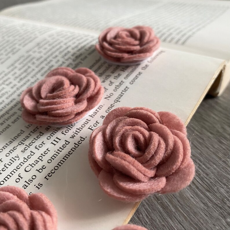 4x Dusty Rose Mini modevak vilten bloemen 3,7 cm/1,5 '', 3D kleine vilten rozen voor ambachten, vilten bloemenversiering, bloemenketting decoratie afbeelding 2