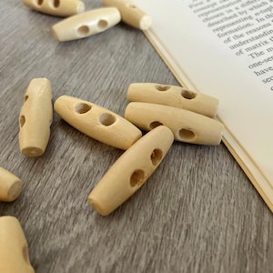 2x Natural Wood Toggle Button 30mm/1.2'', Small Beige Wooden Toggles for Children's Wear, Doll Clothes or Petwear, Duffel Coat Toggles