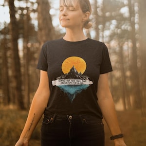 インスピレーションあふれる冒険Tシャツ - しっかり立ち、高く立ち上がる、自然愛好家、アウトドア活動、旅行、ギフトのアイデアのためのモチベーションシャツ