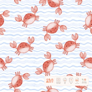 Può includere: Motivo senza cuciture con illustrazioni ad acquerello di granchi rossi sorridenti su uno sfondo ondulato blu e bianco. I granchi hanno un design carino e fumettistico. Il motivo include il testo "OLA ART" e altri dettagli di design.
